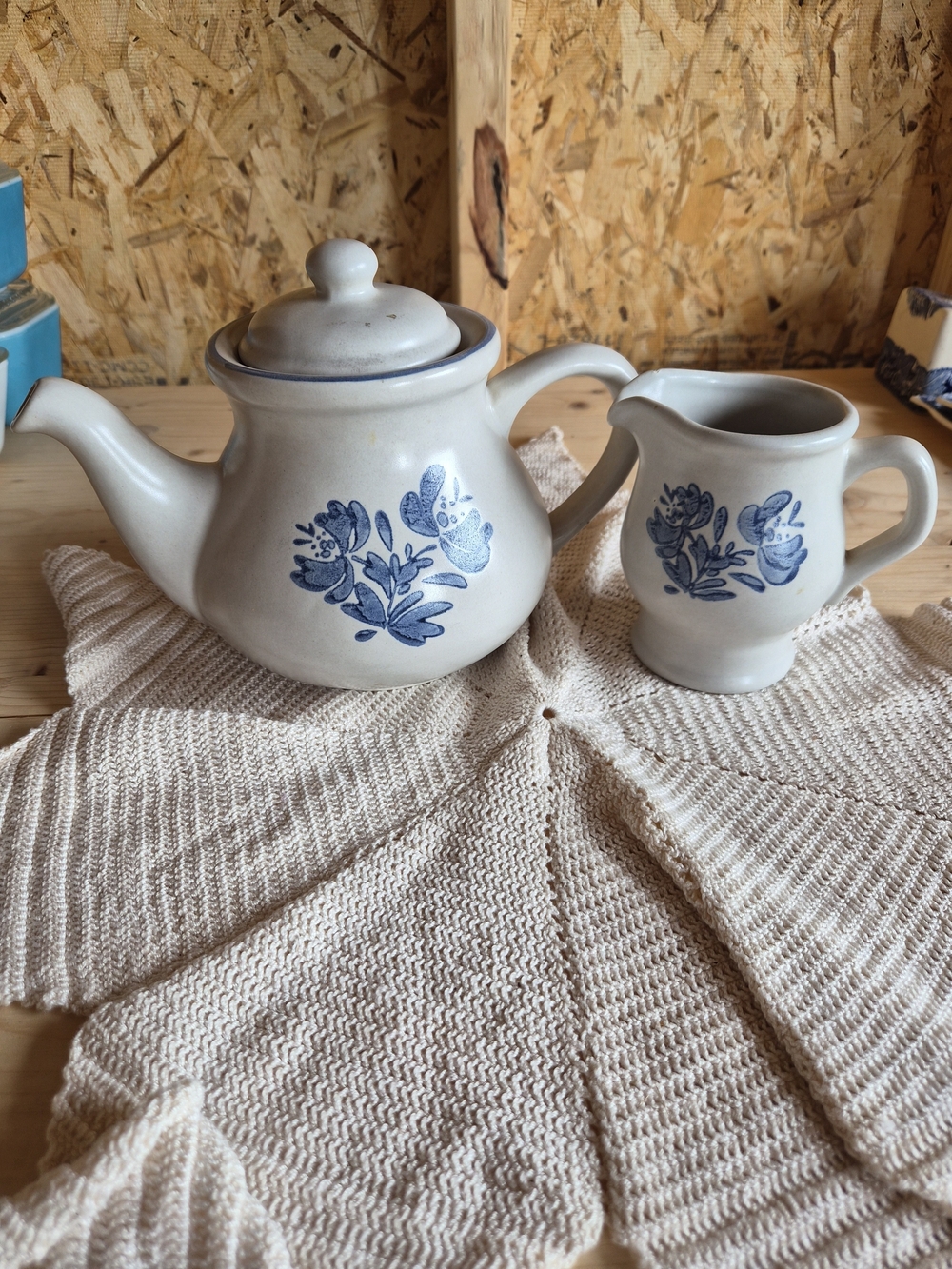 Vintage Pfaltzgraff Yorktowne Blue Stoneware 6 Cup TEAPOT And Creamer